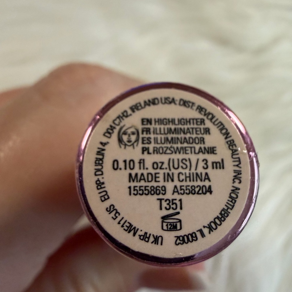 🩷5/$10 Revolution Illuminating Highlighter - Picture 3 of 5